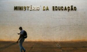 Read more about the article Ministério da Educação normatiza renegociação de dívidas com o Fies