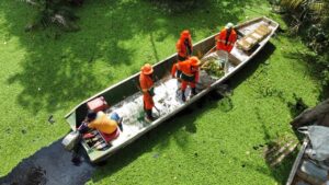 Read more about the article Prefeitura e fabricante do PIM realizam ação de limpeza no igarapé do Gigante