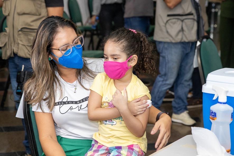 You are currently viewing Pais comemoram liberação da vacina contra a Covid para crianças de 3 e 4 anos em Manaus