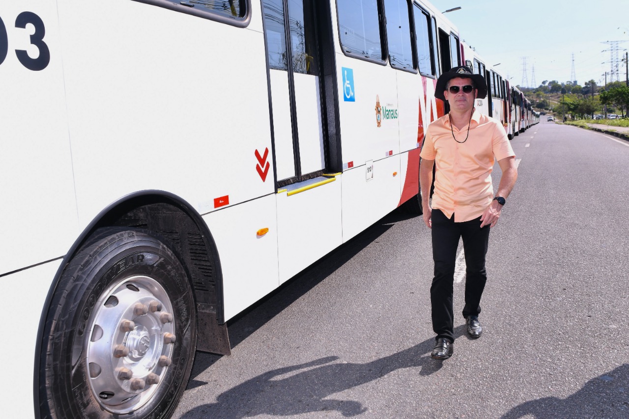 You are currently viewing Prefeito David Almeida entrega 20 novos ônibus, dando sequência ao cronograma de renovação da frota manauara