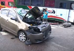 Read more about the article Acidente com carro de aplicativo e micro-ônibus deixa 3 feridos em Manaus