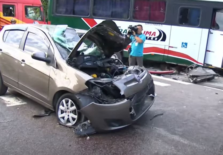 You are currently viewing Acidente com carro de aplicativo e micro-ônibus deixa 3 feridos em Manaus