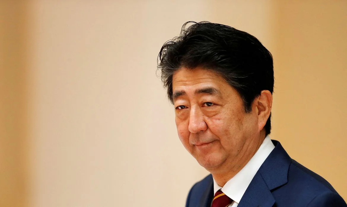 No momento, você está visualizando Ex-premiê japonês Shinzo Abe morre após ser baleado em comício