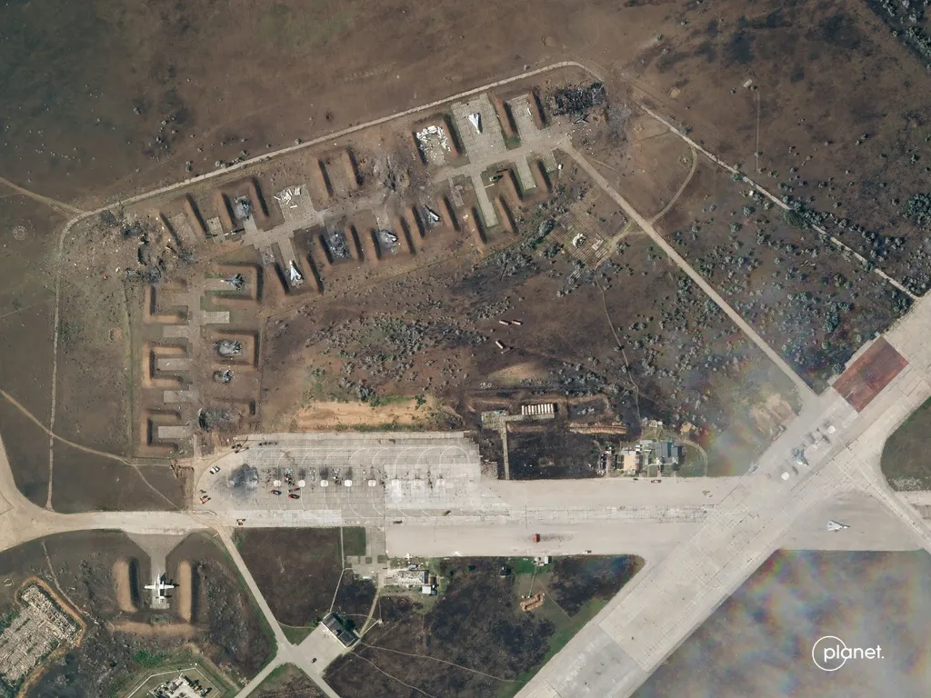 You are currently viewing Imagem de satélite mostra destruição em base aérea russa na Crimeia