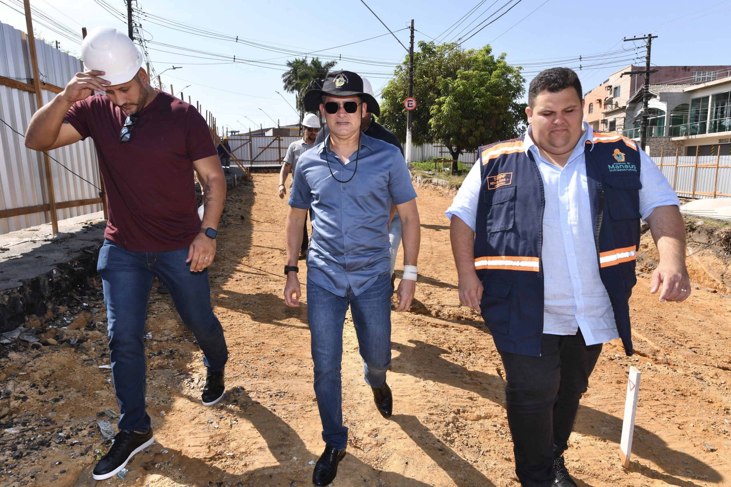 No momento, você está visualizando Prefeito David Almeida fiscaliza ações de recuperação viária nas zonas Leste e Sul de Manaus