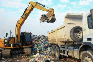 Leia mais sobre o artigo Prefeitura de Manaus realiza transbordo de resíduos sólidos despejados nas águas nos últimos 30 dias