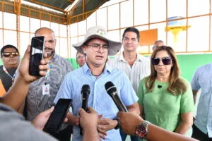 Leia mais sobre o artigo Prefeito David Almeida fiscaliza revitalização de escola na Compensa e destaca marca de mais de 210 unidades reformadas em sua gestão