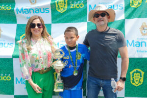 Read more about the article Prefeito de Manaus acompanha finais da Copa Zico com escolas do DDZ Sul