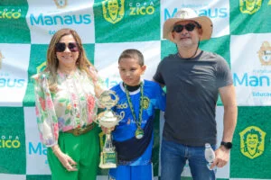 Leia mais sobre o artigo Prefeito de Manaus acompanha finais da Copa Zico com escolas do DDZ Sul