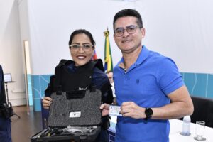 Read more about the article David Almeida entrega armamento para primeira turma da nova Guarda Municipal de Manaus