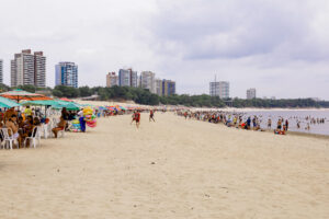 Read more about the article Após exercer cidadania, eleitores buscam praia da Ponta Negra para relaxar no segundo turno