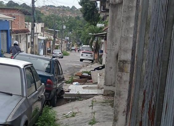 You are currently viewing Imagens fortes: Homem é executado e tem corpo largado em frente de casa na zona norte