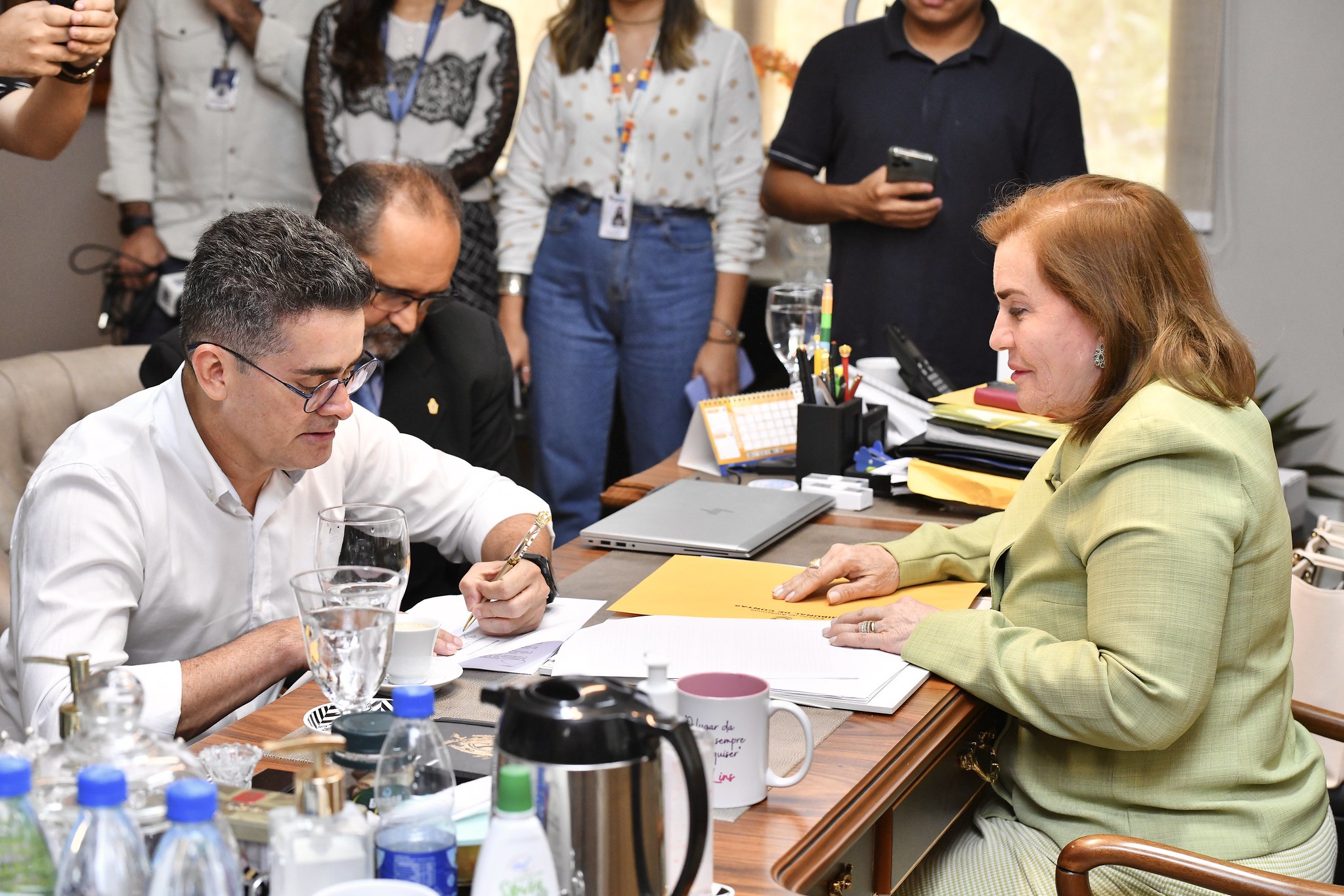 No momento, você está visualizando David Almeida assina termo com TCE e garante emprego a quase 3 mil funcionários RDA