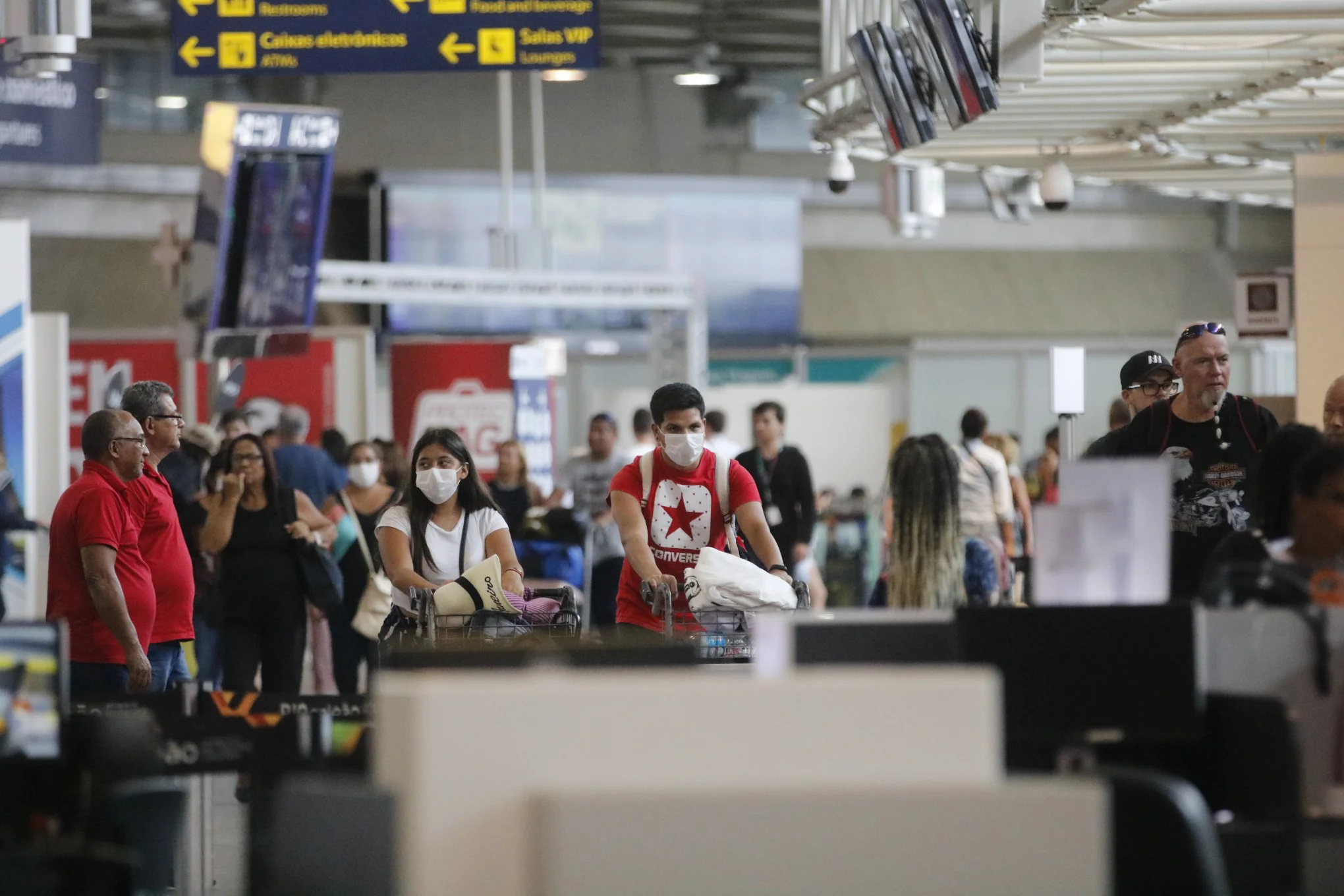 You are currently viewing Uso de máscara volta a ser obrigatório em aeroportos e aviões no Brasil