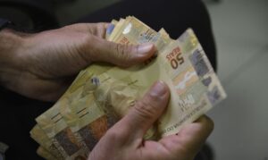 Read more about the article Beneficiários com NIS final 2 recebem hoje Auxílio Brasil