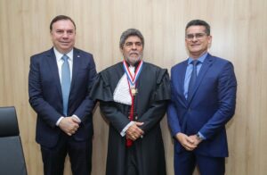 Read more about the article Prefeito David Almeida prestigia cerimônia de posse do novo desembargador da corte de Justiça amazonense