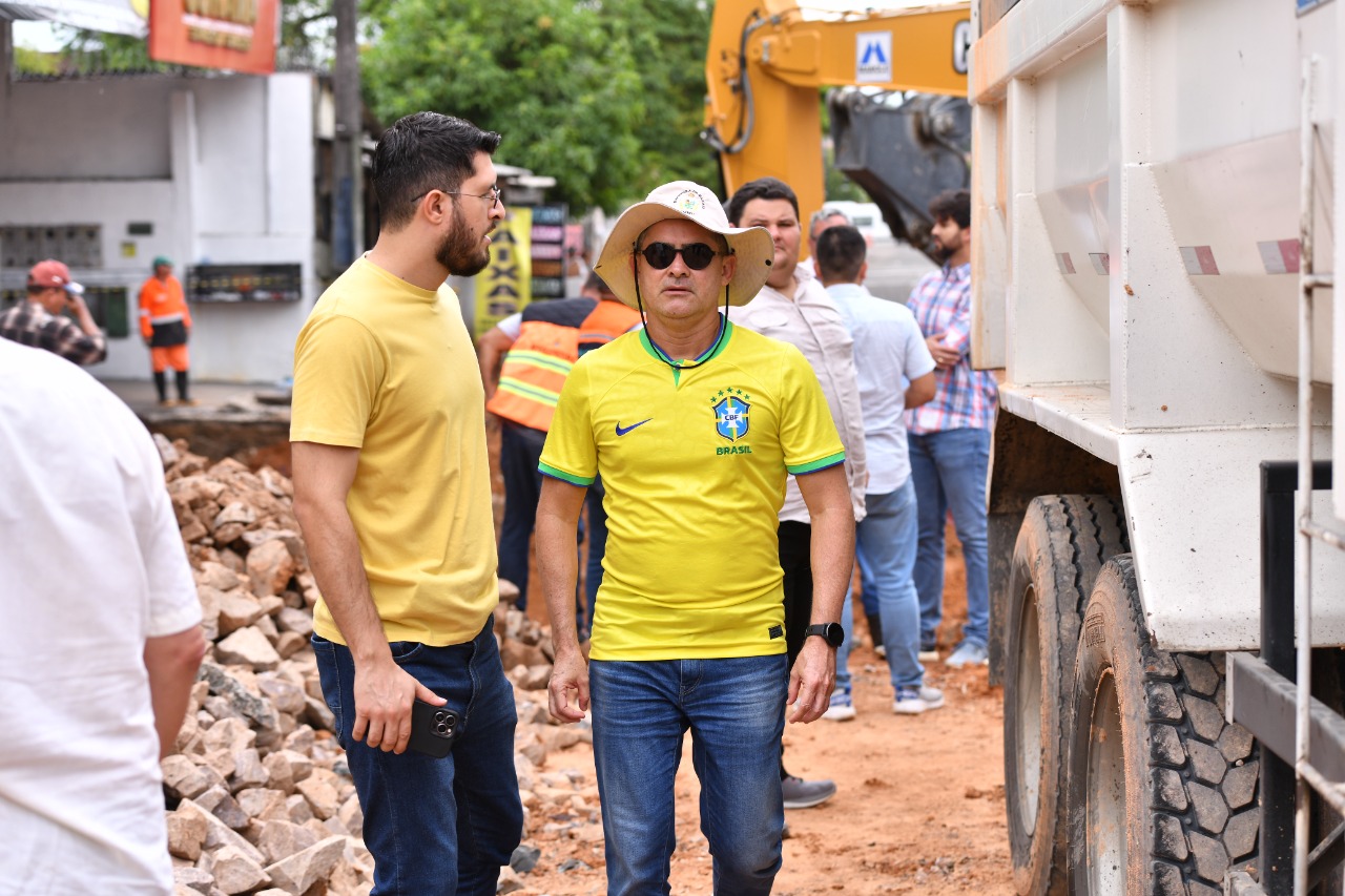 You are currently viewing Prefeito David Almeida acompanha obra emergencial na avenida Atlântica, bairro da Raiz