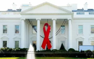 Read more about the article Joe Biden reforça luta contra o HIV e decora Casa Branca com o símbolo contra a doença