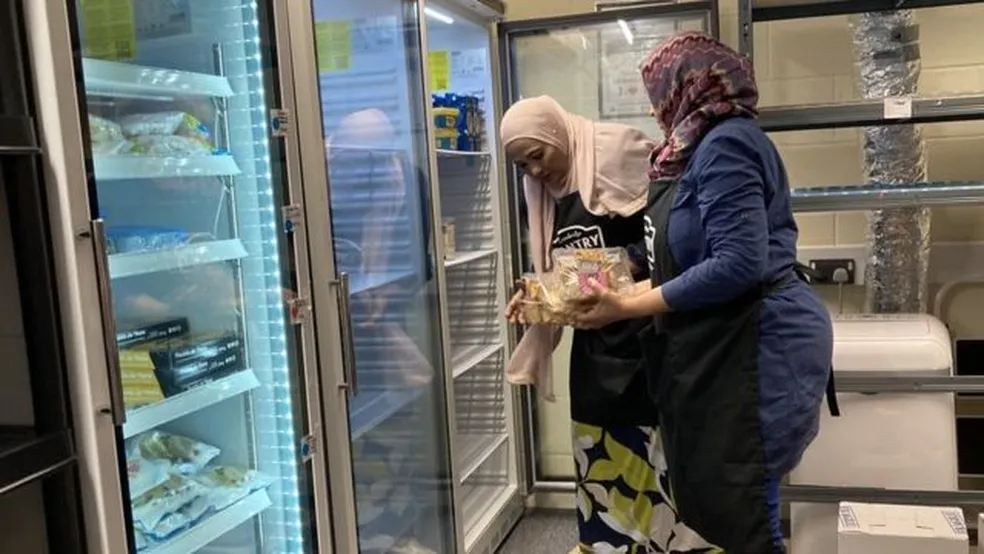 You are currently viewing Pobreza no Reino Unido: ‘Tem gente comendo ração e esquentando comida com velas’.