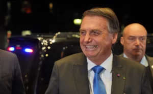 Read more about the article Arthur Lira concede aposentadoria a Jair Bolsonaro pelos 28 anos em que ele atuou como deputado federal