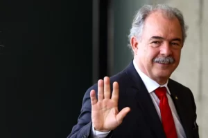 Read more about the article Lula anuncia Aloizio Mercadante como futuro presidente do BNDES