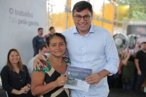 Leia mais sobre o artigo Wilson Lima dá início à nova fase de entrega de cartões do Auxílio Estadual Permanente em Manaus
