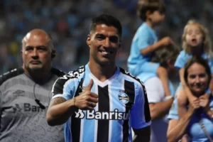 Read more about the article Público de jogo, emoção e promessa: Suárez é apresentado pelo Grêmio na Arena