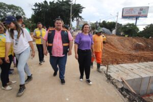 Read more about the article Prefeita em exercício vistoria terceiro dia de obras na avenida Djalma Batista