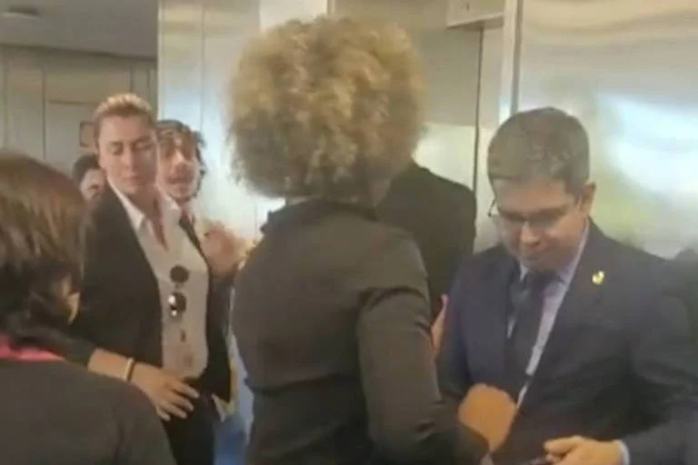 No momento, você está visualizando Senador Randolfe Rodrigues toma celular de youtuber que brigou com Bolsonaro