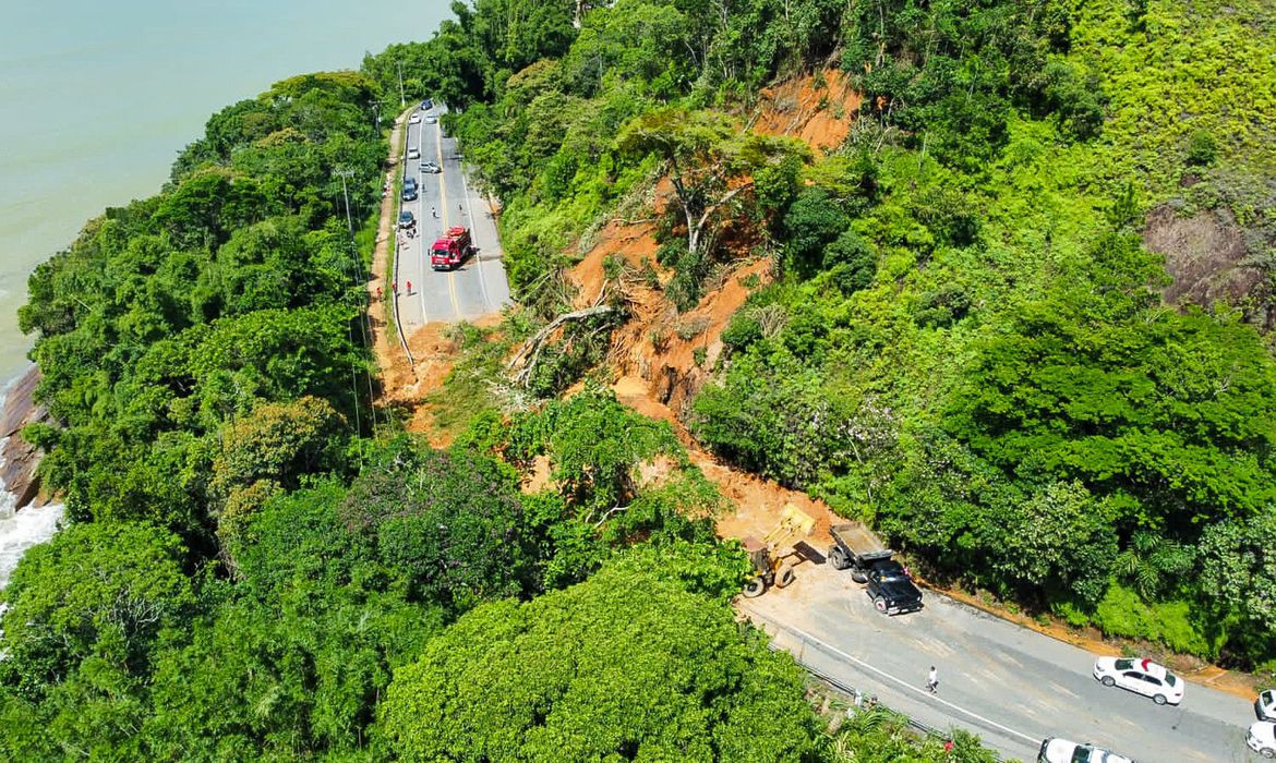 You are currently viewing Fortes chuvas no litoral paulista deixam ao menos 36 mortos