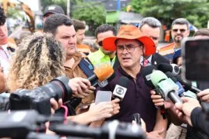 Leia mais sobre o artigo Prefeito David Almeida garante 100 homens por 24 horas em obra de drenagem na Djalma Batista