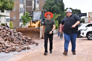 Read more about the article Prefeito David Almeida fiscaliza andamento das obras de drenagem na avenida Djalma Batista