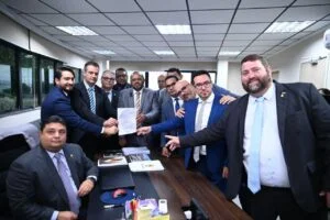 Leia mais sobre o artigo Caio André recebe pedido de CPI da Águas de Manaus
