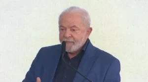 Read more about the article Lula diz que vai propor lei de igualdade salarial entre gêneros no Dia da Mulher