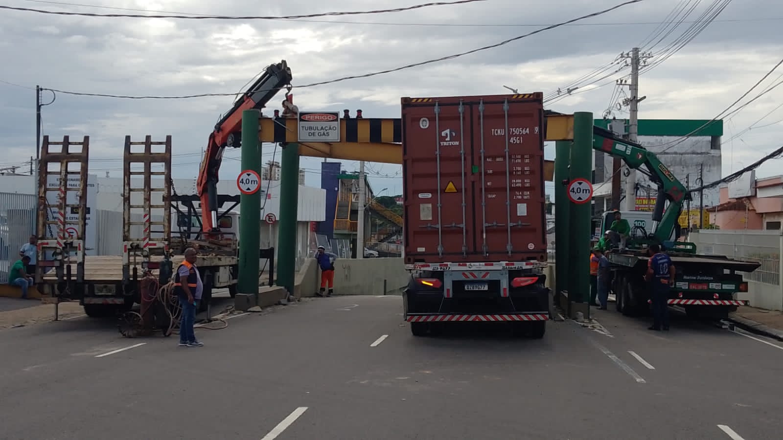 You are currently viewing Prefeitura retira limitadores danificados por carreta no Complexo Viário Ministro Roberto Campos