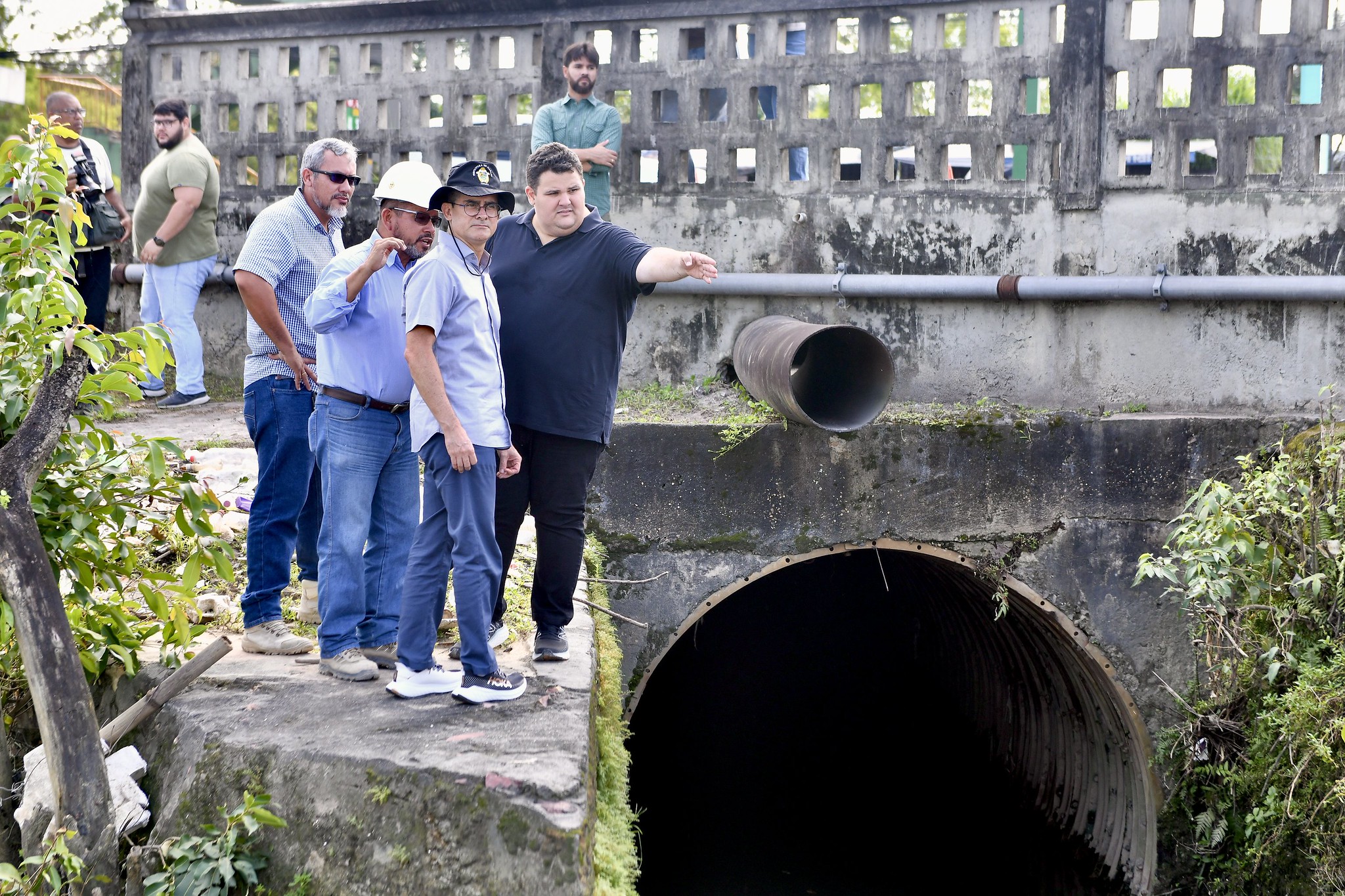 You are currently viewing Prefeito vistoria obras de contenção de erosão na avenida Torquato Tapajós e reforça importância da conscientização ambiental