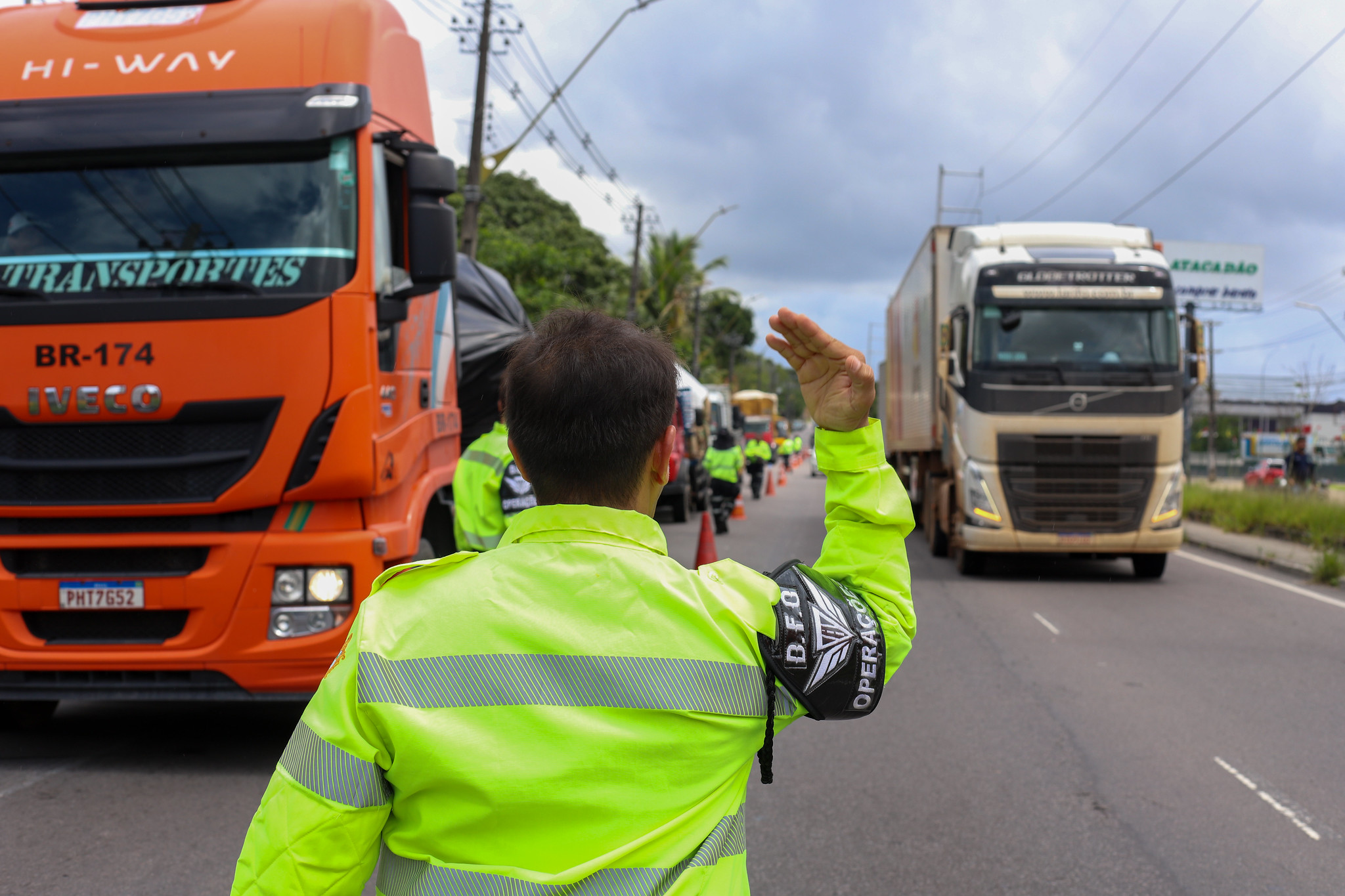 You are currently viewing Prefeitura realiza operação ‘Carga Pesada’ e reforça segurança viária em Manaus
