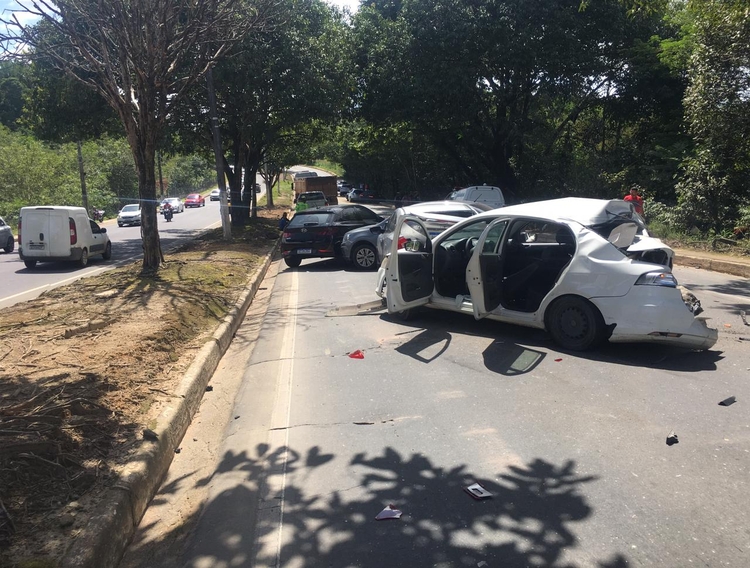 No momento, você está visualizando Veículo na contramão causa engavetamento grave na Avenida do Turismo