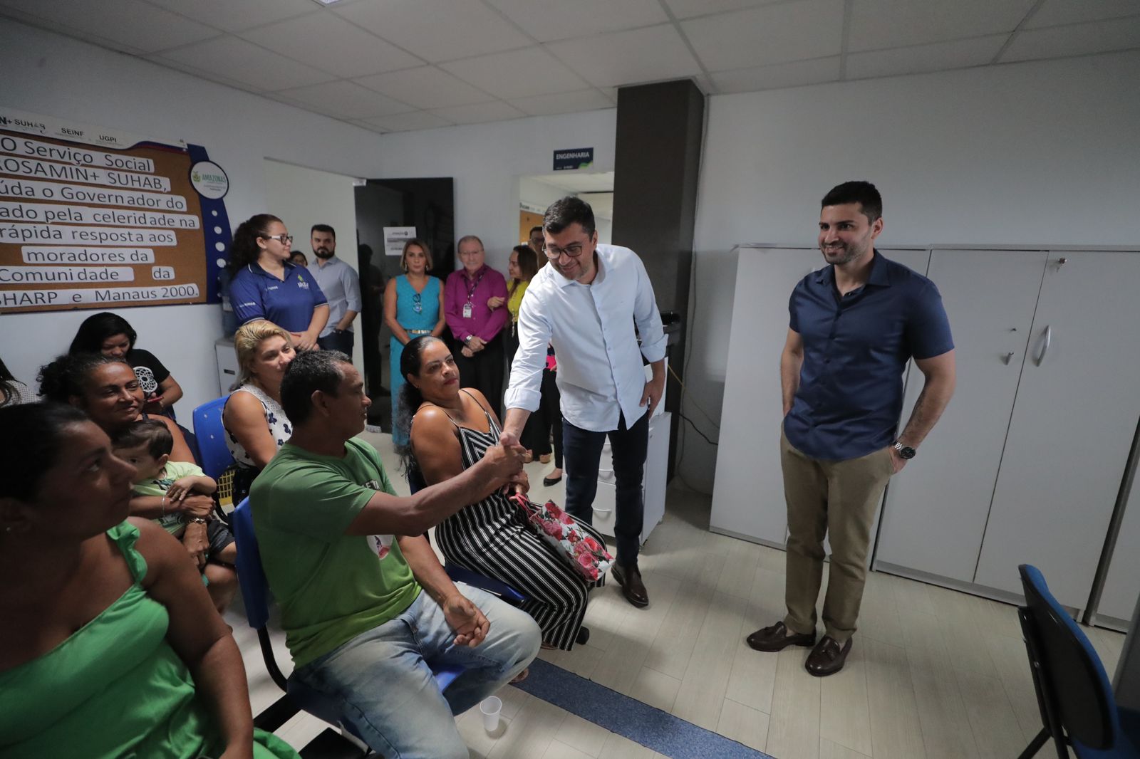 You are currently viewing Wilson Lima acompanha atendimento social a famílias da Sharp e Manaus 2000 na Suhab