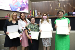 Read more about the article Secretária de Educação Municipal recebe Diploma Mulher Cidadã Amazonense