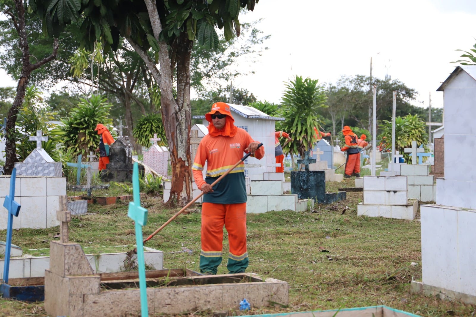 You are currently viewing Prefeitura reforça serviços de limpeza nos cemitérios de Manaus