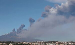 Read more about the article Erupção do vulcão Etna interrompe voos para aeroporto na Sicília, Itália