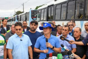 Read more about the article Prefeito entrega novos ônibus e frota renovada de veículos soma 272 em Manaus