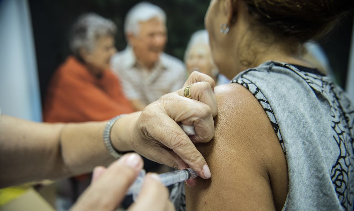 You are currently viewing Mais de 43 milhões de pessoas já se vacinaram contra gripe no Brasil