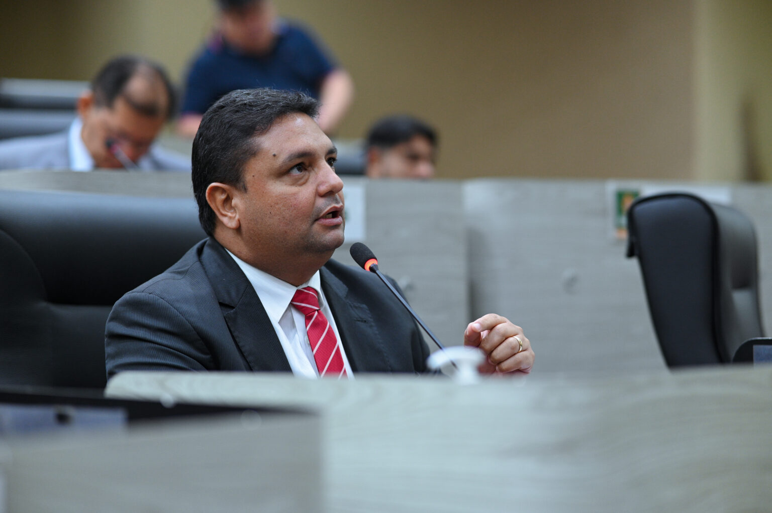 No momento, você está visualizando Caio André engrossa críticas contra fala preconceituosa do governador Romeu Zema, de Minas Gerais