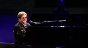 Read more about the article Elton John se despede dos palcos do Reino Unido com show emocionante e cheio de participações