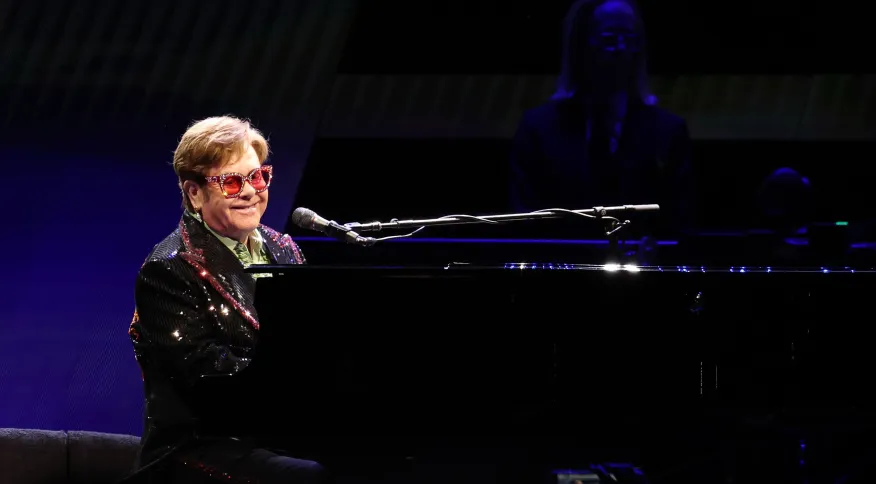 You are currently viewing Elton John se despede dos palcos do Reino Unido com show emocionante e cheio de participações