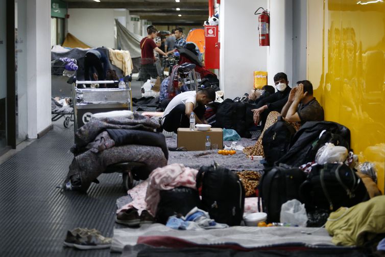 You are currently viewing Afegãos acampados em aeroporto são vítimas de surto de sarna