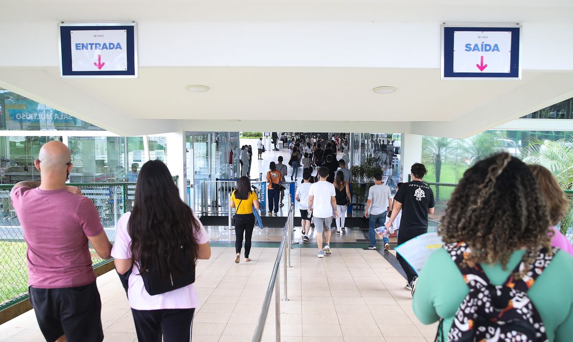 You are currently viewing Reajustes das mensalidades deixam estudantes sem opção