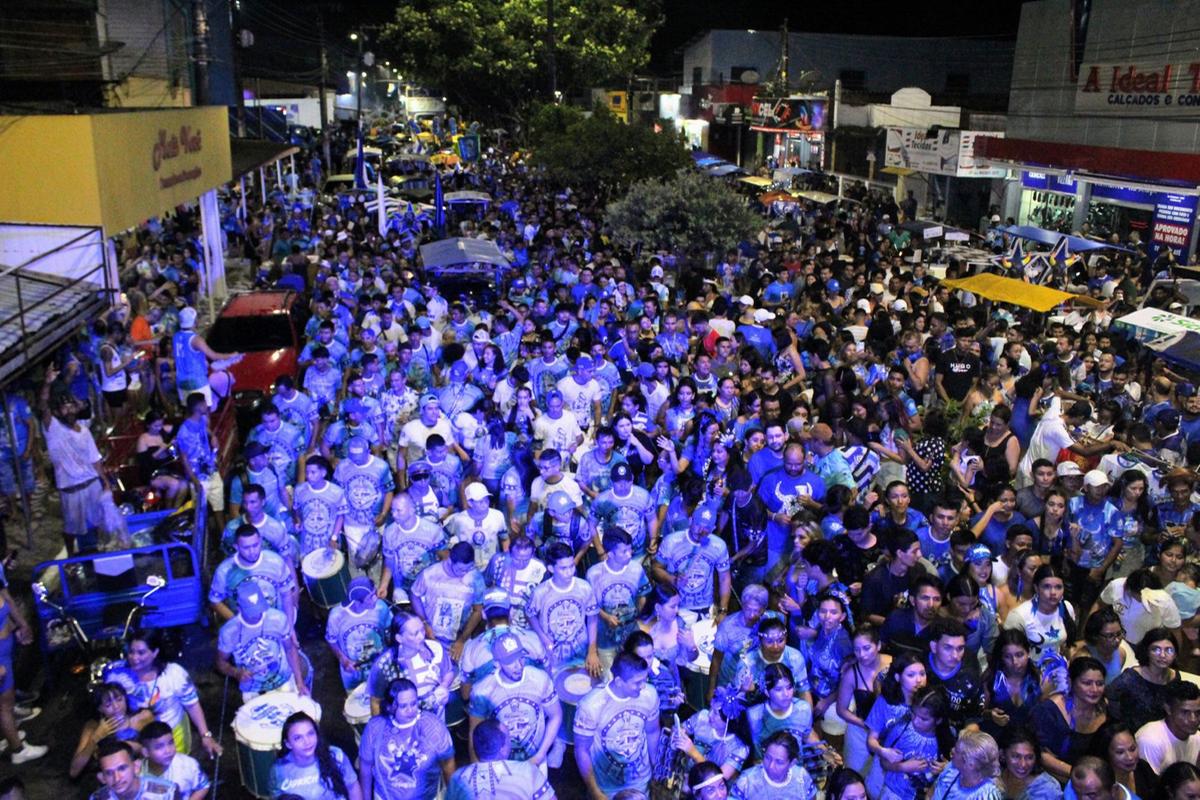 No momento, você está visualizando Multidão de apaixonados pelo Caprichoso tomam as ruas de Parintins no tradicional Boi de Rua